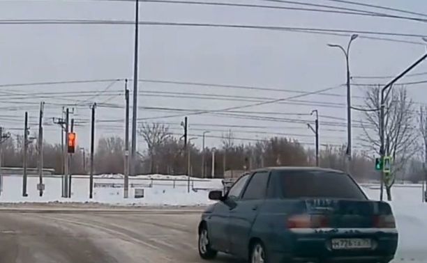 Щекинского автомобилиста наказали за проезд на красный