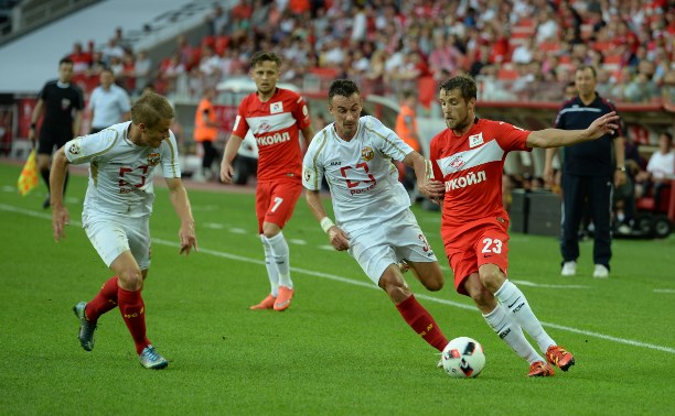 После первого тайма «Арсенал» проигрывает московскому «Спартаку» со счетом 0:2