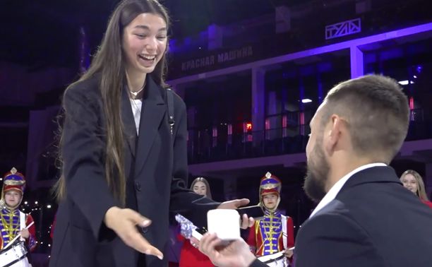 Туляк сделал предложение девушке на хоккейном матче: видео