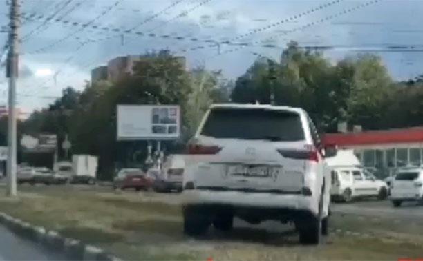 «Накажи автохама»: в Туле водитель Lexus оригинально срезал дорогу