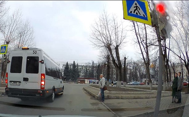 Хамская маршрутка в Туле неслась на красный и едва не сбила пешеходов: видео
