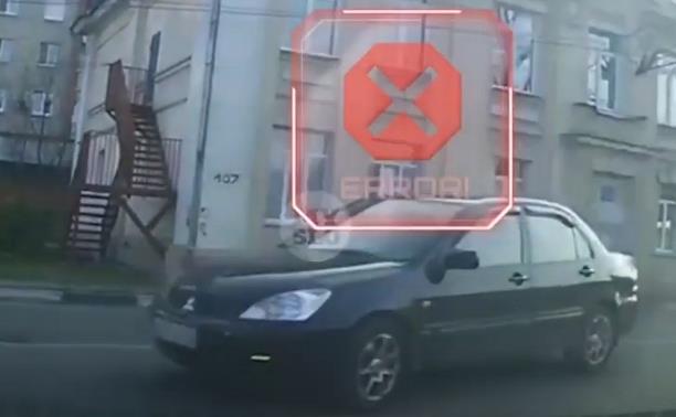 Накажи автохама: водитель Mitsubishi Lancer повернул через сплошную и чуть не устроил ДТП