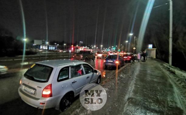 «Яма-убийца» на ул. Рязанской снова в деле: больше 20 машин остались без колёс