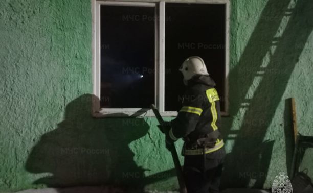 В Липках пожарные спасли троих жильцов из горящей квартиры