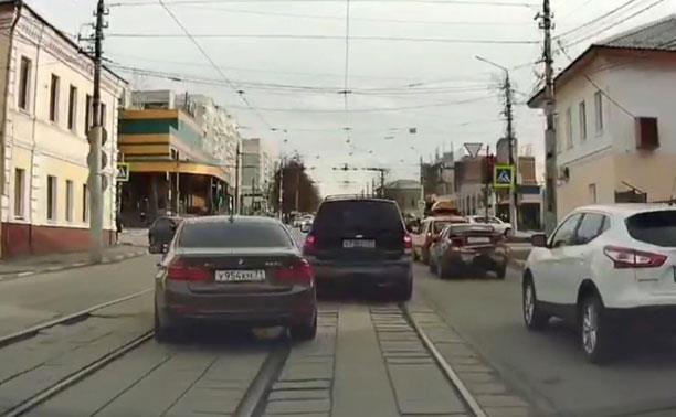 «Накажи автохама»: водитель BMW проехал по встречным трамвайным путям, на красный сигнал светофора