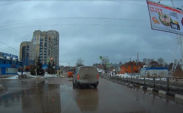 «Накажи автохама»: водитель микроавтобуса на улице Кутузова проехал на красный