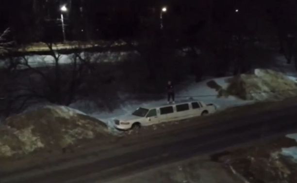 В Новомосковске мужчина разгромил лимузин