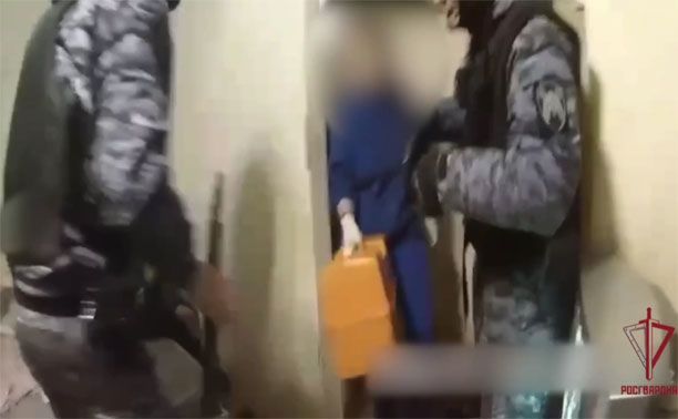 В Туле росгвардейцы задержали вооруженного ножом дебошира: видео