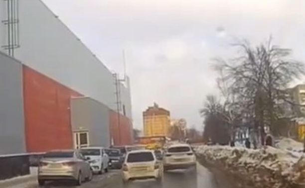 В Новомосковске водитель устроил «опасное шоу» на дороге
