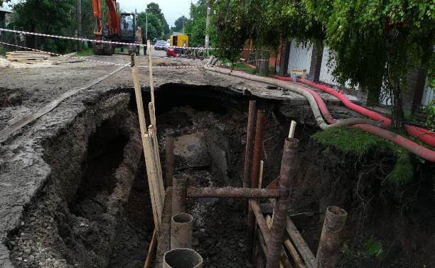 В Мясново канализация размыла улицу и затопила дома. Водоканал три недели не может справиться с аварией 