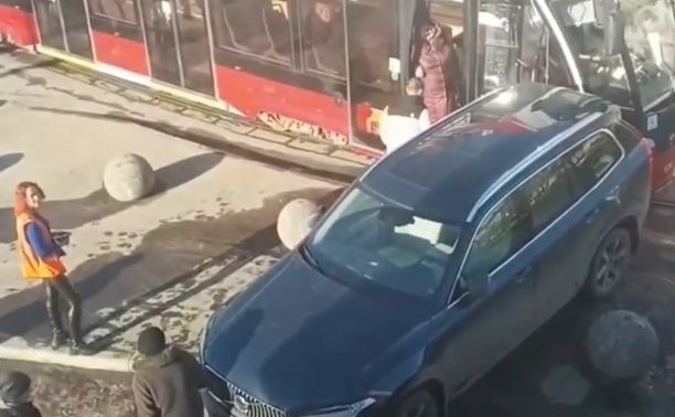 В Туле водитель внедорожника Volvo перекрыл движение трамваев
