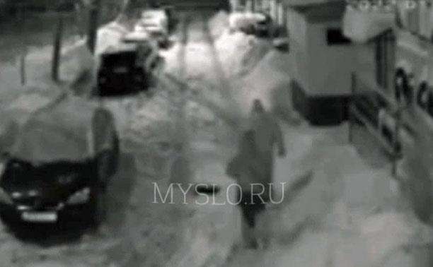 Во дворе на пр. Ленина парень с девушкой чудом увернулись от «лавины» с крыши: видео