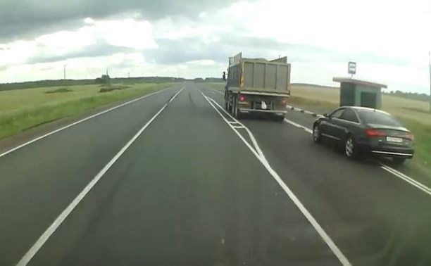 Видео: На трассе «Тула-Калуга» грузовик и иномарка устроили опасные игры
