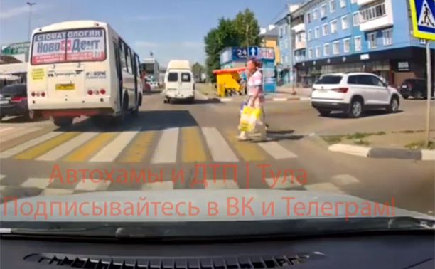 В Новомосковске водитель маршрутки едва не сбил двух пешеходов