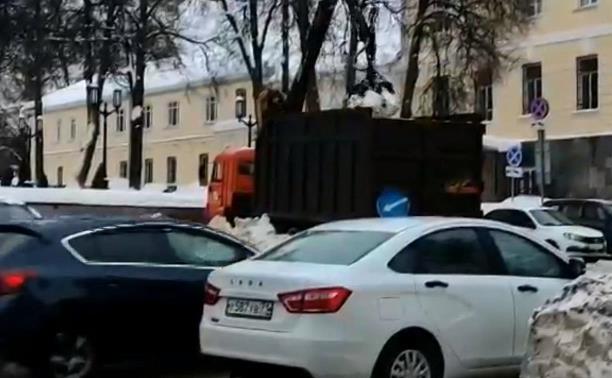 «Это мое ноу-хау»: Сергей Шестаков прокомментировал уборку снега грейфером
