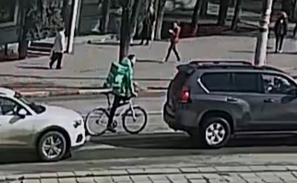 Камера видеонаблюдения сняла, как на ул. Болдина в Туле сбили велосипедиста