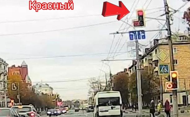 «Накажи автохама»: маршрутка пролетела перекресток на красный