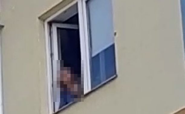 Бросается едой, мажет двери фекалиями и угрожает убить: под Тулой неадекватная женщина терроризирует соседей