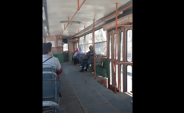 В Туле женщина-водитель остановила трамвай из-за скандала с пассажиркой: видео