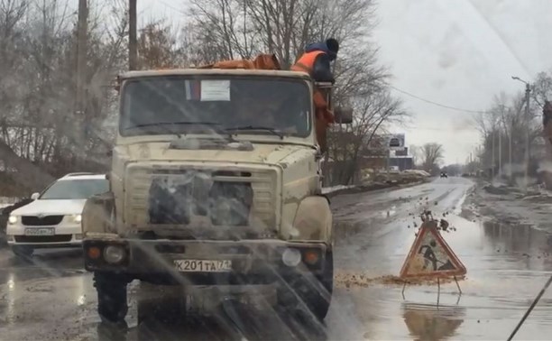 В Новомосковске дорожники брезгуют спускаться на землю: видео