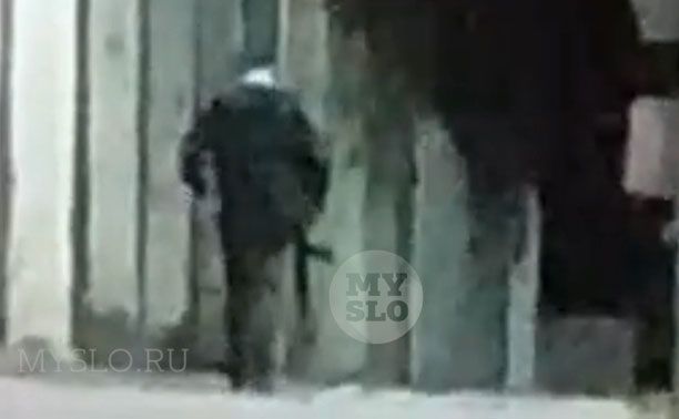 Неизвестный с автоматом напугал жителей Криволучья: видео
