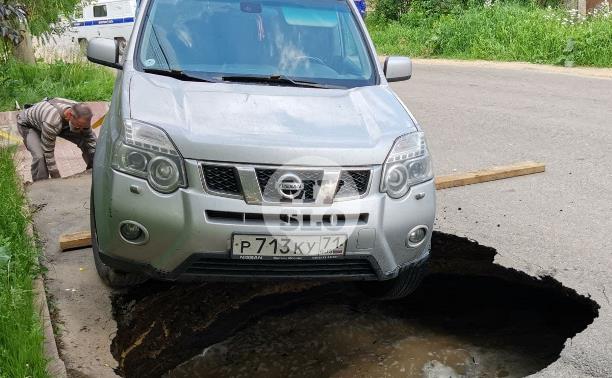 Провал дороги в Мясново: уходивший под землю внедорожник спас эвакуаторщик