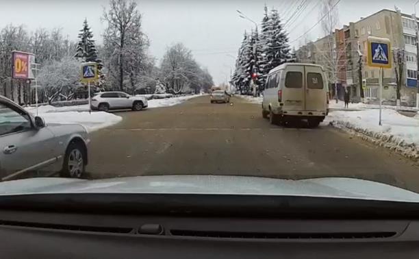 В Новомосковске водитель маршрутки не остановился на красный свет: видео