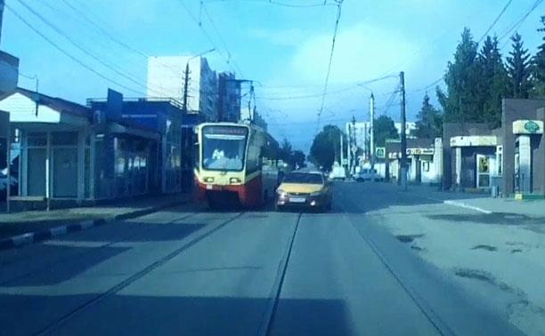 «Накажи автохама»: туляков не пугают аварии на трамвайных путях