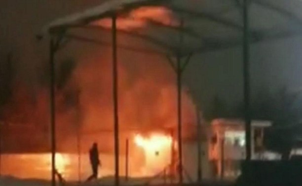 На улице Замочной в Туле сгорела сторожка: видео