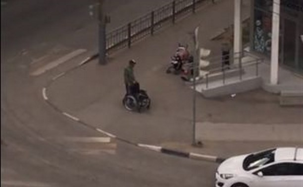 Туляки сняли инвалида-попрошайку на видео: «Он сам может ходить!»