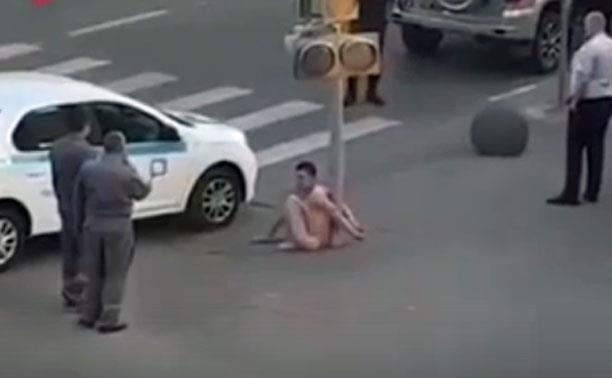 Голого мужчину приковали наручниками к светофору на ул. Болдина в Туле: видео