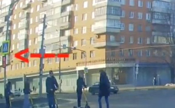 В Туле «косяк» самокатчиков-нарушителей попал на видео очевидца
