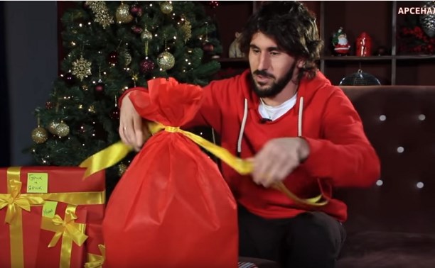 Защитник тульского «Арсенала» Анри Хагуш получил от Деда Мороза львёнка
