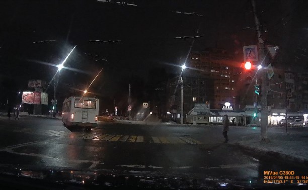 В Туле на Красноармейском проспекте троллейбус проехал на красный: видео