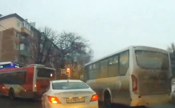 На ул. Металлургов водитель маршрутки нарушил ПДД и обматерил автомобилиста