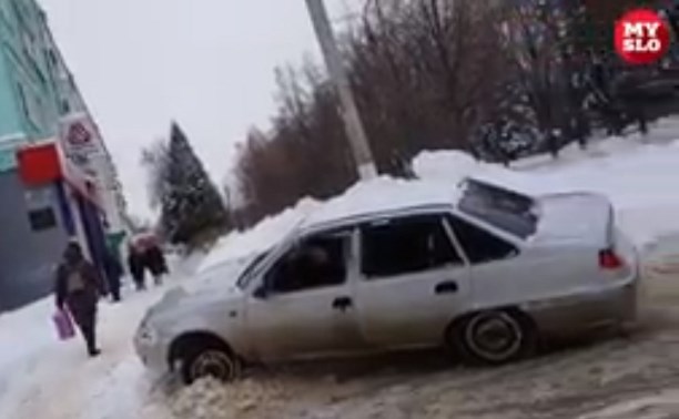 В Новомосковске пьяная девушка на угнанной машине въехала в сугроб: видео