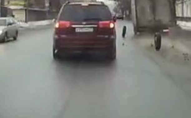 На ул. Мосина у нарушителя ПДД на ходу отвалились колеса: видео