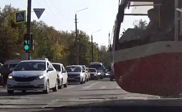 Водителя тульского трамвая оштрафовали за проезд на красный