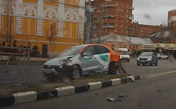 ДТП с каршерингом на ул. Советской: водитель сбил ограждение, влетел в другой автомобиль и скрылся