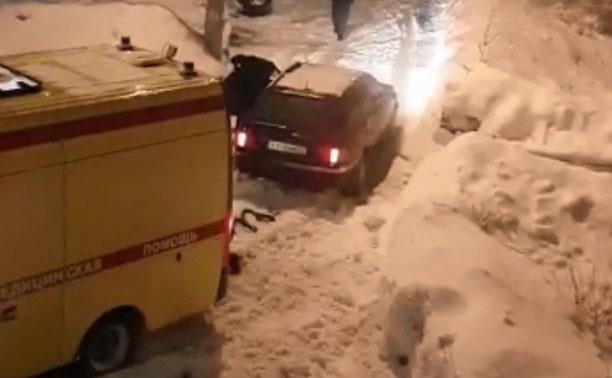 Во дворе на ул. Баженова в Туле в снегу застряла реанимация с пациенткой