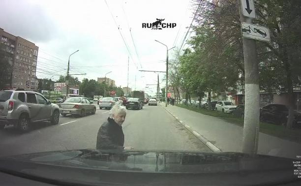 В Туле на Зеленстрое сбили бабушку: видео с регистратора водителя попало в сеть