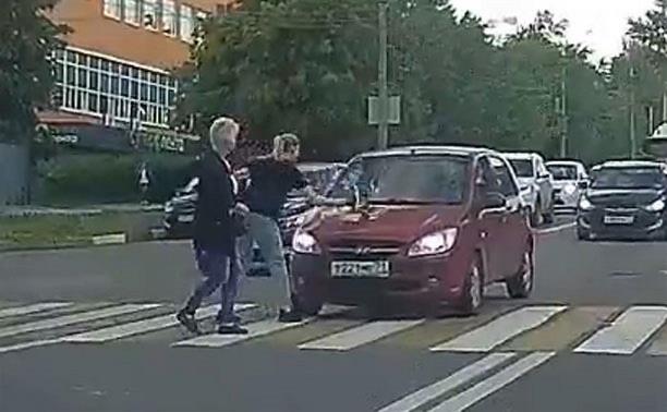 «Накажи автохама»: получившего сумкой по капоту водителя оштрафовали за непропуск пешеходов