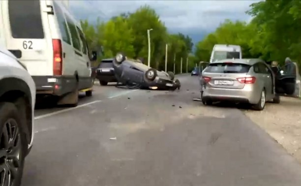 Двойное ДТП на улице Скуратовской в Туле: от удара Nissan перевернулся на крышу