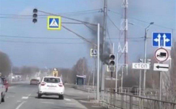На Щёкинском шоссе загорелся светофор: видео