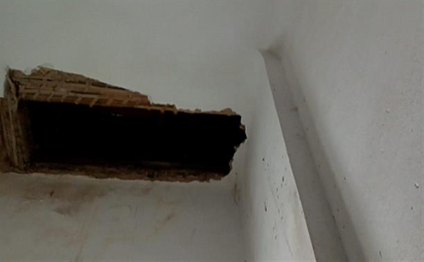 В Ясногорске в многоквартирном доме частично обрушился потолок: видео