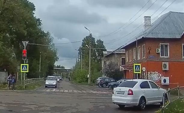 «Накажи автохама»: в Кимовске Skoda повернула на перекрестке на красный 
