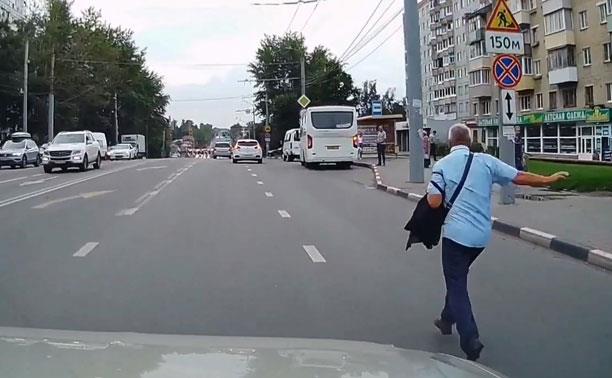 «Смертельный номер»: в Туле попал на видео пешеход, который гнался за автобусом