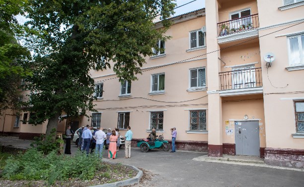 Сергей Харитонов узнал мнение жителей дома в Ясногорске о качестве ремонта крыши