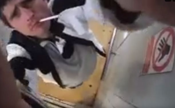 Житель Новомосковска «с мясом» вырвал дверь подъезда и застрял в лифте: видео