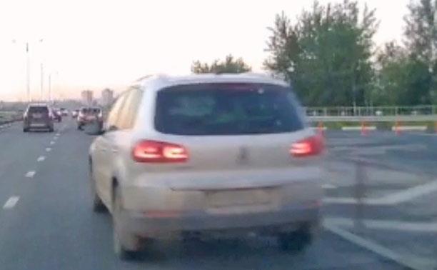 «Накажи автохама»: жесткий «подрезальщик» на Volkswagen Tiguan едва не устроил ДТП